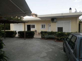 Δύο ισόγεια διαμερίσματα, Ξυλόκαστρο