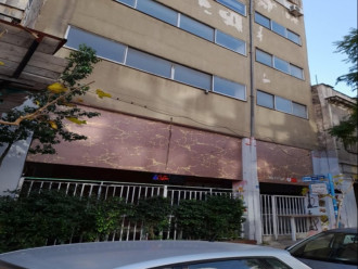 Κατάστημα, Πλατεία Βάθης