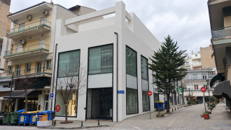 Κτίριο καταστημάτων για επένδυση, Δράμα